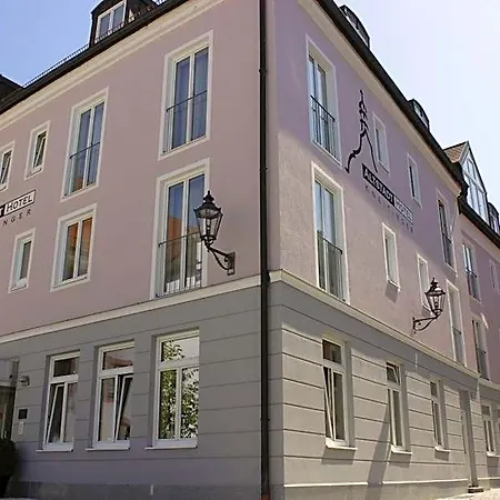 Altstadthotel Kneitinger, فندق 3*