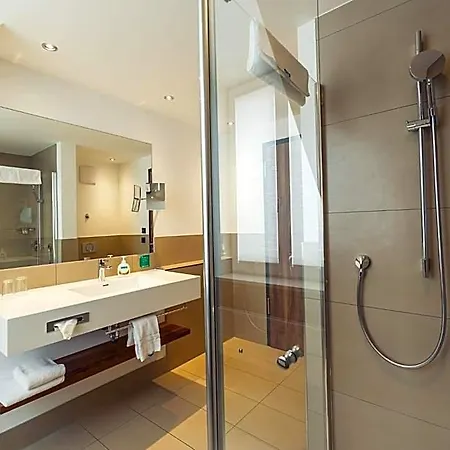 Altstadthotel Kneitinger, فندق 3*