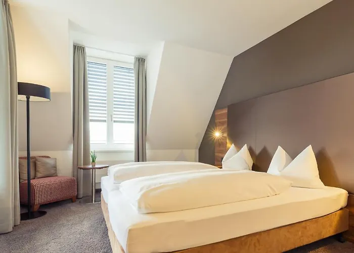 Altstadthotel Kneitinger, فندق 3*