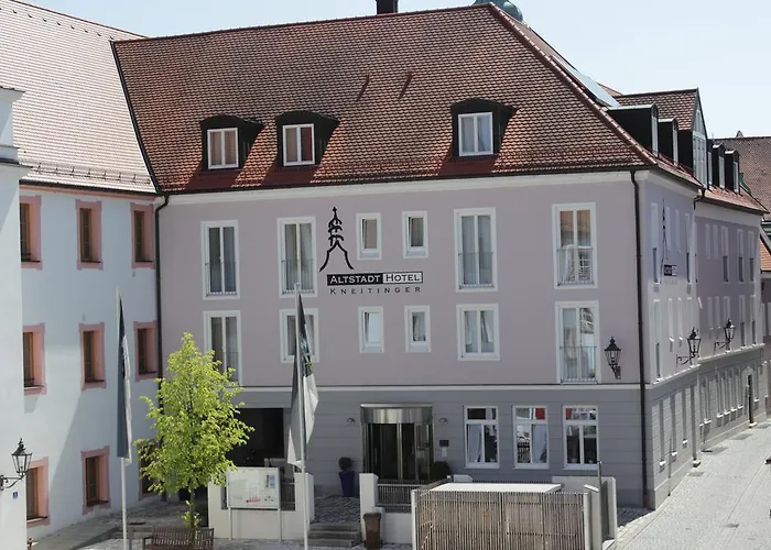 Altstadthotel Kneitinger, فندق