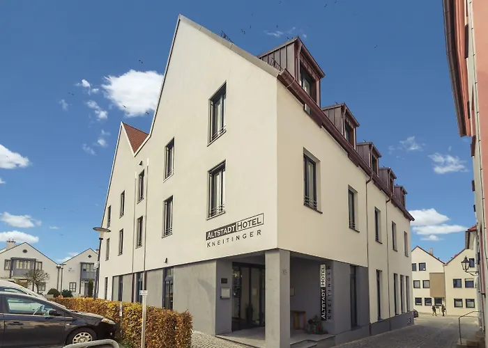 Altstadthotel Kneitinger, فندق 3*