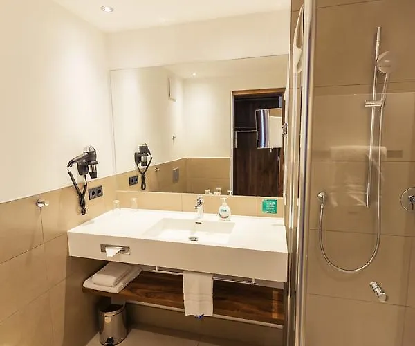Altstadthotel Kneitinger, فندق